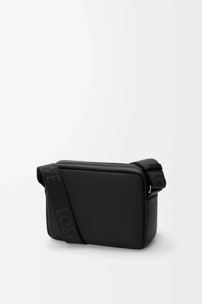 Borsa messenger Pebble media in morbida pelle di vitello Nero