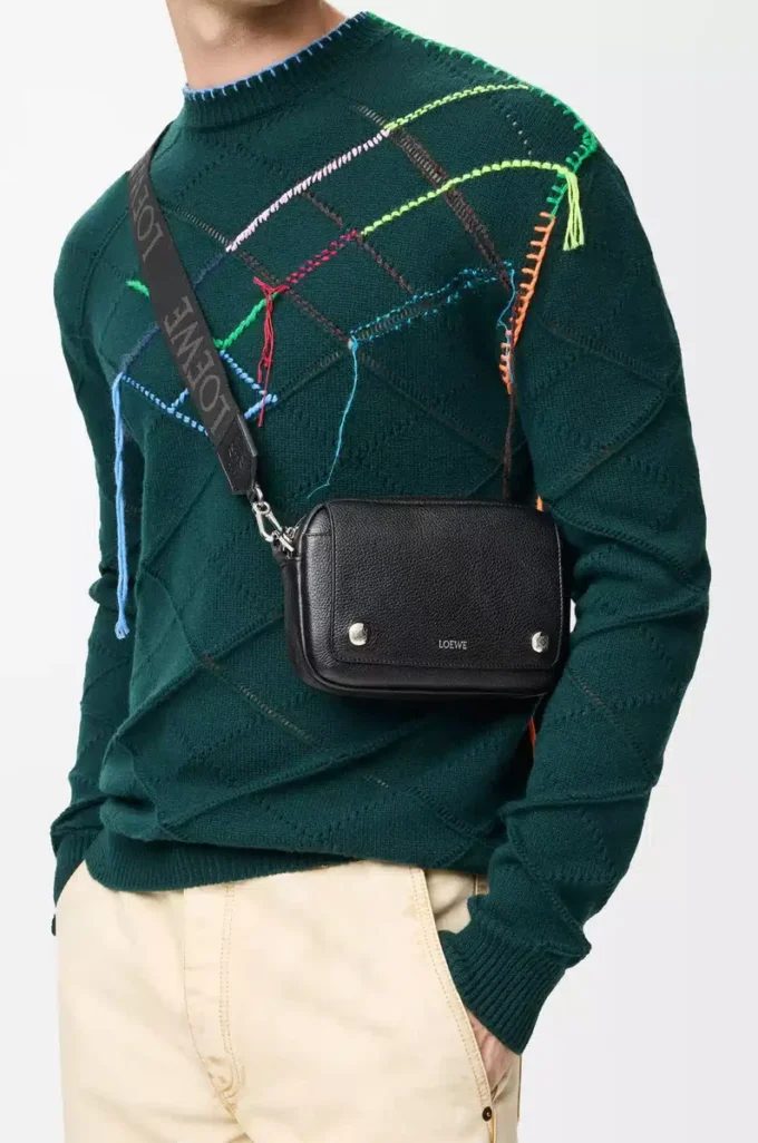 Borsa messenger Pebble piccola in morbida pelle di vitello martellata Black Borsa messenger Pebble piccola in morbida pelle di vitello martellata Black