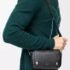 Borsa messenger Pebble piccola in morbida pelle di vitello martellata Black Borsa messenger Pebble piccola in morbida pelle di vitello martellata Black