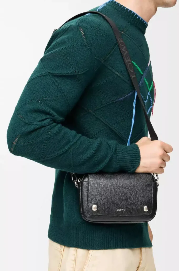 Borsa messenger Pebble piccola in morbida pelle di vitello martellata Black Borsa messenger Pebble piccola in morbida pelle di vitello martellata Black