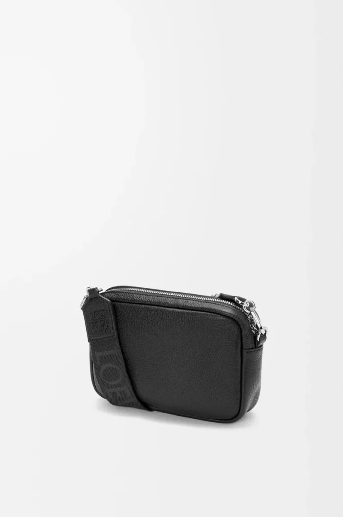 Borsa messenger Pebble piccola in morbida pelle di vitello martellata Black Borsa messenger Pebble piccola in morbida pelle di vitello martellata Black