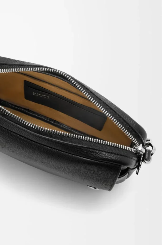 Borsa messenger Pebble piccola in morbida pelle di vitello martellata Black Borsa messenger Pebble piccola in morbida pelle di vitello martellata Black