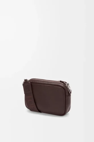 Borsa messenger Pebble piccola in morbida pelle di vitello martellata Oxblood Borsa messenger Pebble piccola in morbida pelle di vitello martellata Oxblood
