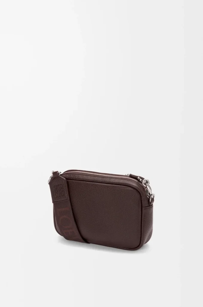 Borsa messenger Pebble piccola in morbida pelle di vitello martellata Oxblood
