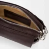 Borsa messenger Pebble piccola in morbida pelle di vitello martellata Oxblood
