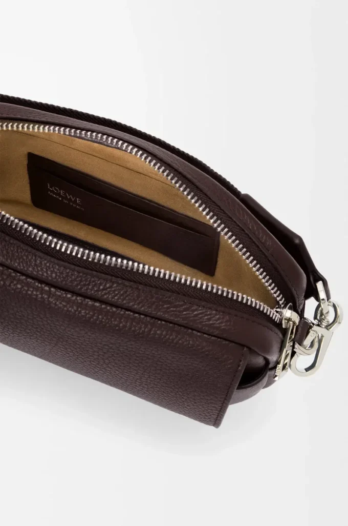 Borsa messenger Pebble piccola in morbida pelle di vitello martellata Oxblood
