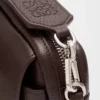 Borsa messenger Pebble piccola in morbida pelle di vitello martellata Oxblood