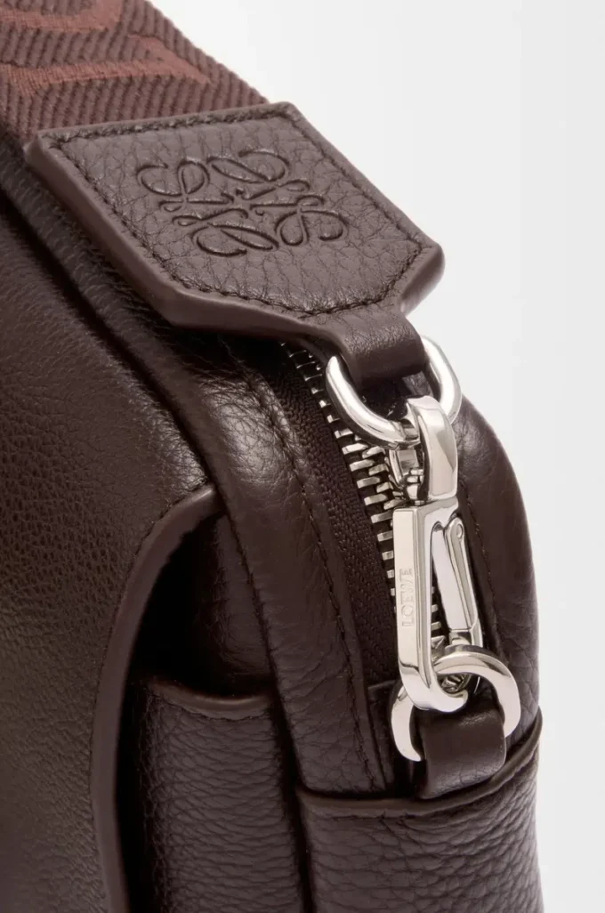 Borsa messenger Pebble piccola in morbida pelle di vitello martellata Oxblood