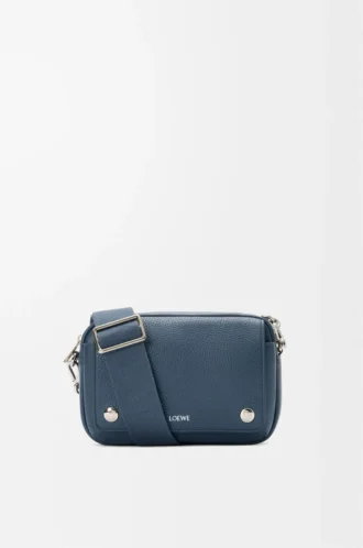 Borsa messenger Pebble piccola in morbida pelle di vitello martellata tinta indaco Borsa messenger Pebble piccola in morbida pelle di vitello martellata tinta indaco