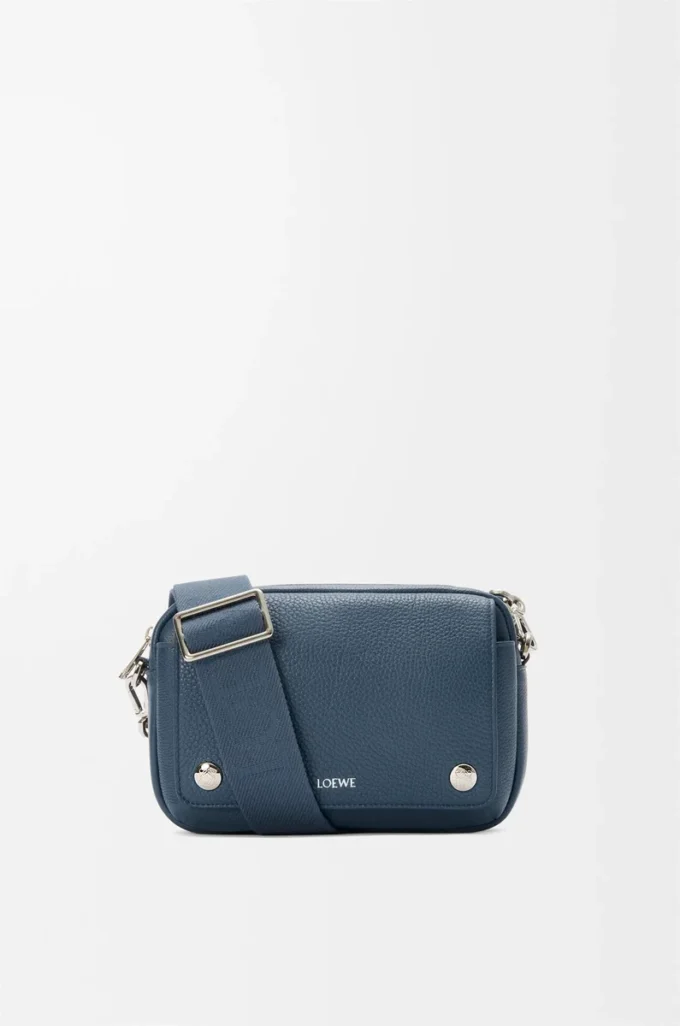 Borsa messenger Pebble piccola in morbida pelle di vitello martellata tinta indaco