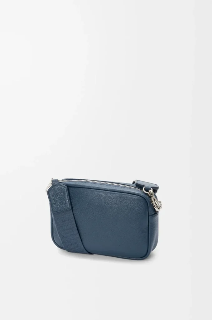 Borsa messenger Pebble piccola in morbida pelle di vitello martellata tinta indaco