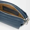 Borsa messenger Pebble piccola in morbida pelle di vitello martellata tinta indaco