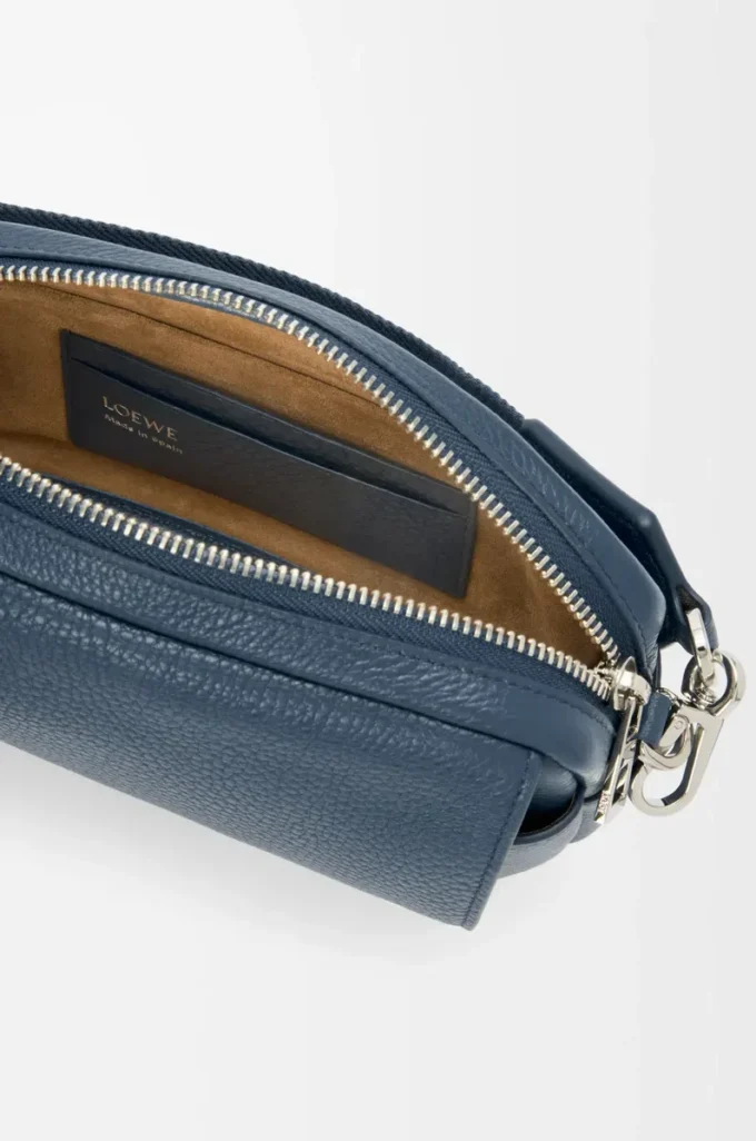 Borsa messenger Pebble piccola in morbida pelle di vitello martellata tinta indaco