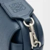Borsa messenger Pebble piccola in morbida pelle di vitello martellata tinta indaco