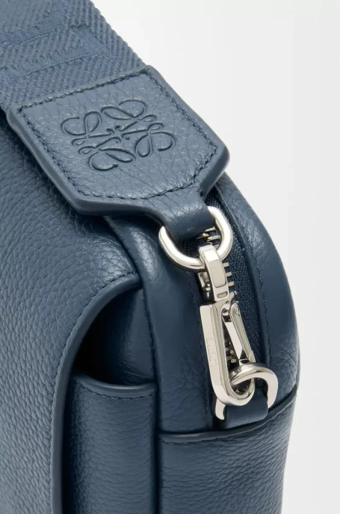 Borsa messenger Pebble piccola in morbida pelle di vitello martellata tinta indaco