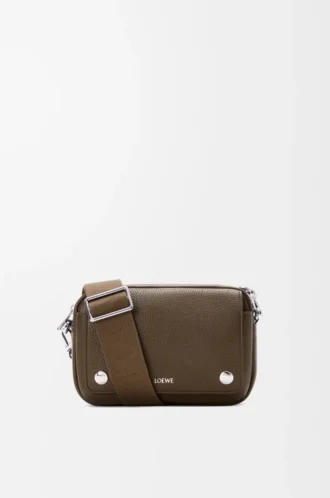 Borsa messenger Pebble piccola in morbida pelle di vitello martellata Tundra Borsa messenger Pebble piccola in morbida pelle di vitello martellata Tundra