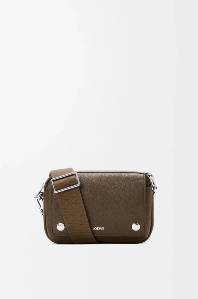 Borsa messenger Pebble piccola in morbida pelle di vitello martellata Tundra Borsa messenger Pebble piccola in morbida pelle di vitello martellata Tundra