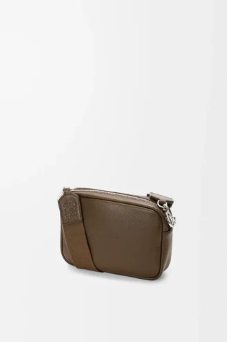 Borsa messenger Pebble piccola in morbida pelle di vitello martellata Tundra Borsa messenger Pebble piccola in morbida pelle di vitello martellata Tundra