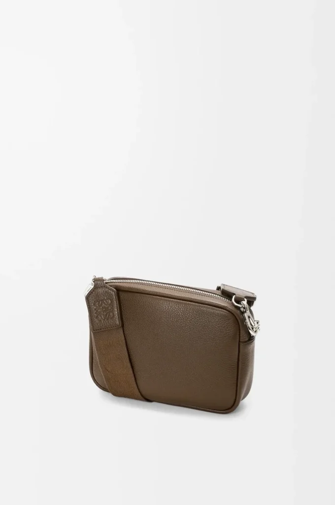 Borsa messenger Pebble piccola in morbida pelle di vitello martellata Tundra Borsa messenger Pebble piccola in morbida pelle di vitello martellata Tundra