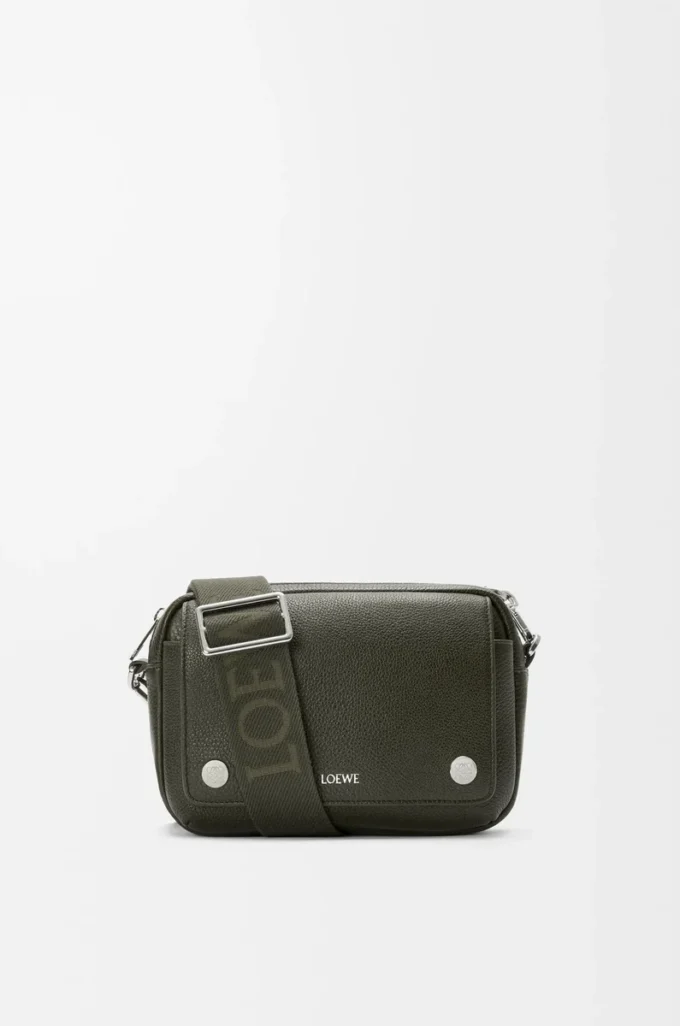 Borsa messenger Small Pebble in morbida pelle di vitello martellata Dark Khaki Borsa messenger Small Pebble in morbida pelle di vitello martellata Dark Khaki