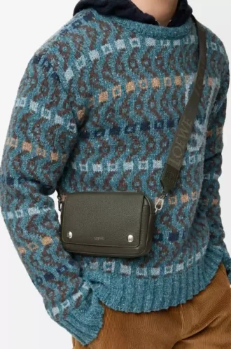 Borsa messenger Small Pebble in morbida pelle di vitello martellata Dark Khaki