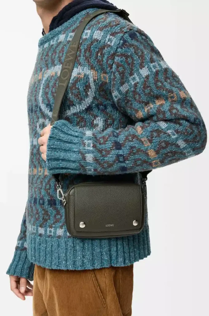 Borsa messenger Small Pebble in morbida pelle di vitello martellata Dark Khaki Borsa messenger Small Pebble in morbida pelle di vitello martellata Dark Khaki