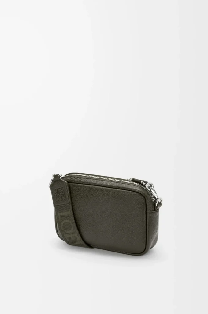 Borsa messenger Small Pebble in morbida pelle di vitello martellata Dark Khaki Borsa messenger Small Pebble in morbida pelle di vitello martellata Dark Khaki