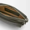 Borsa messenger Small Pebble in morbida pelle di vitello martellata Dark Khaki Borsa messenger Small Pebble in morbida pelle di vitello martellata Dark Khaki