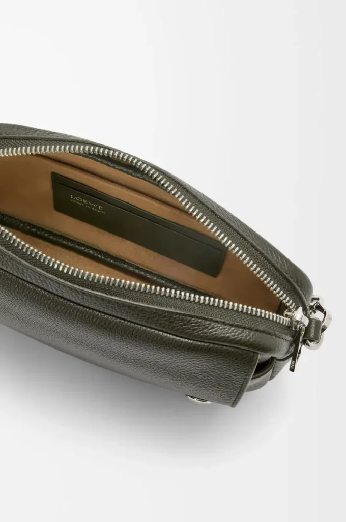 Borsa messenger Small Pebble in morbida pelle di vitello martellata Dark Khaki Borsa messenger Small Pebble in morbida pelle di vitello martellata Dark Khaki