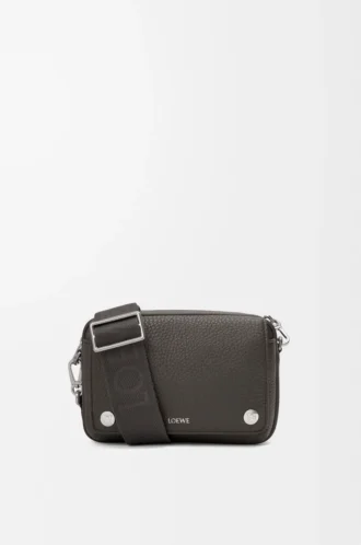 Borsa messenger Small Pebble in morbida pelle di vitello martellata Grigio scuro