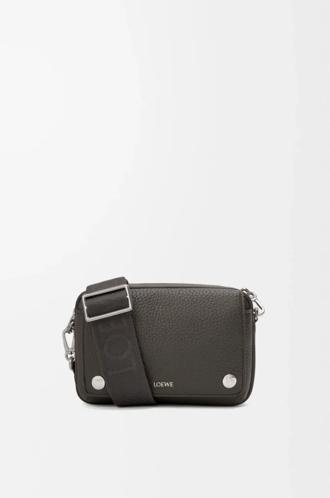 Borsa messenger Small Pebble in morbida pelle di vitello martellata Grigio scuro Borsa messenger Small Pebble in morbida pelle di vitello martellata Grigio scuro