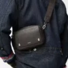 Borsa messenger Small Pebble in morbida pelle di vitello martellata Grigio scuro Borsa messenger Small Pebble in morbida pelle di vitello martellata Grigio scuro
