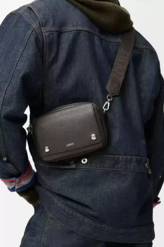 Borsa messenger Small Pebble in morbida pelle di vitello martellata Grigio scuro