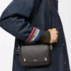 Borsa messenger Small Pebble in morbida pelle di vitello martellata Grigio scuro Borsa messenger Small Pebble in morbida pelle di vitello martellata Grigio scuro