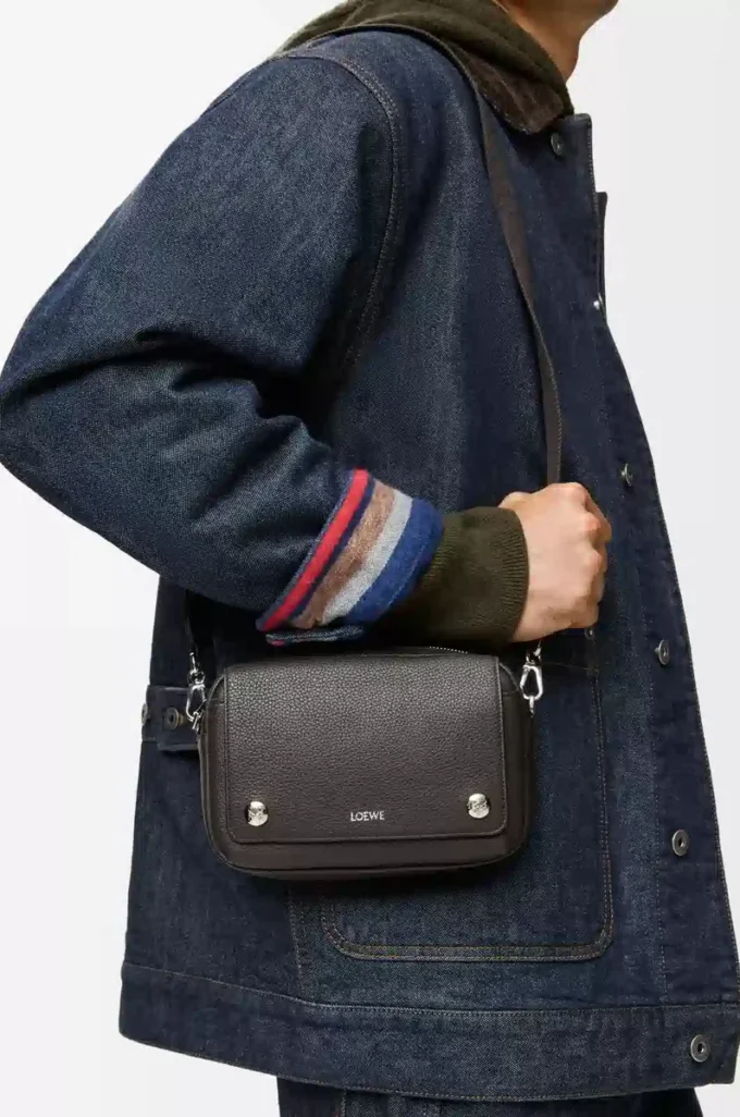 Borsa messenger Small Pebble in morbida pelle di vitello martellata Grigio scuro Borsa messenger Small Pebble in morbida pelle di vitello martellata Grigio scuro