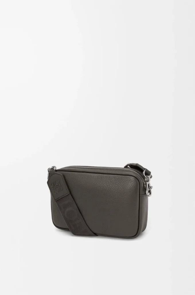 Borsa messenger Small Pebble in morbida pelle di vitello martellata Grigio scuro Borsa messenger Small Pebble in morbida pelle di vitello martellata Grigio scuro