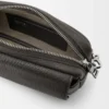 Borsa messenger Small Pebble in morbida pelle di vitello martellata Grigio scuro Borsa messenger Small Pebble in morbida pelle di vitello martellata Grigio scuro