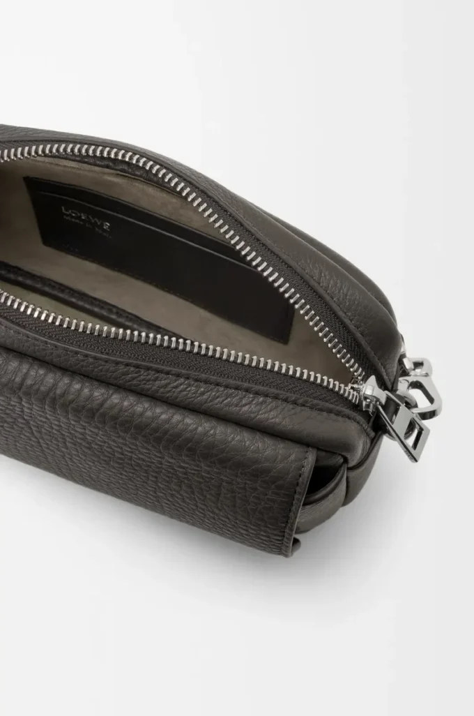 Borsa messenger Small Pebble in morbida pelle di vitello martellata Grigio scuro Borsa messenger Small Pebble in morbida pelle di vitello martellata Grigio scuro