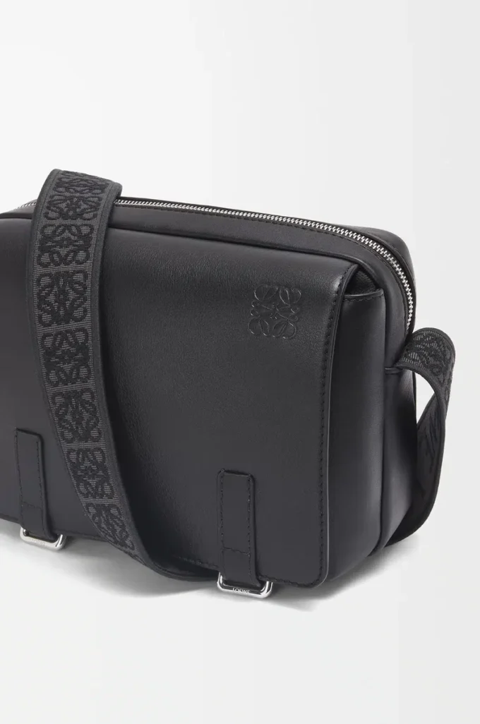 Borsa Military Messenger XS in morbida pelle di vitello liscia e jacquard Nero Borsa Military Messenger XS in morbida pelle di vitello liscia e jacquard Nero