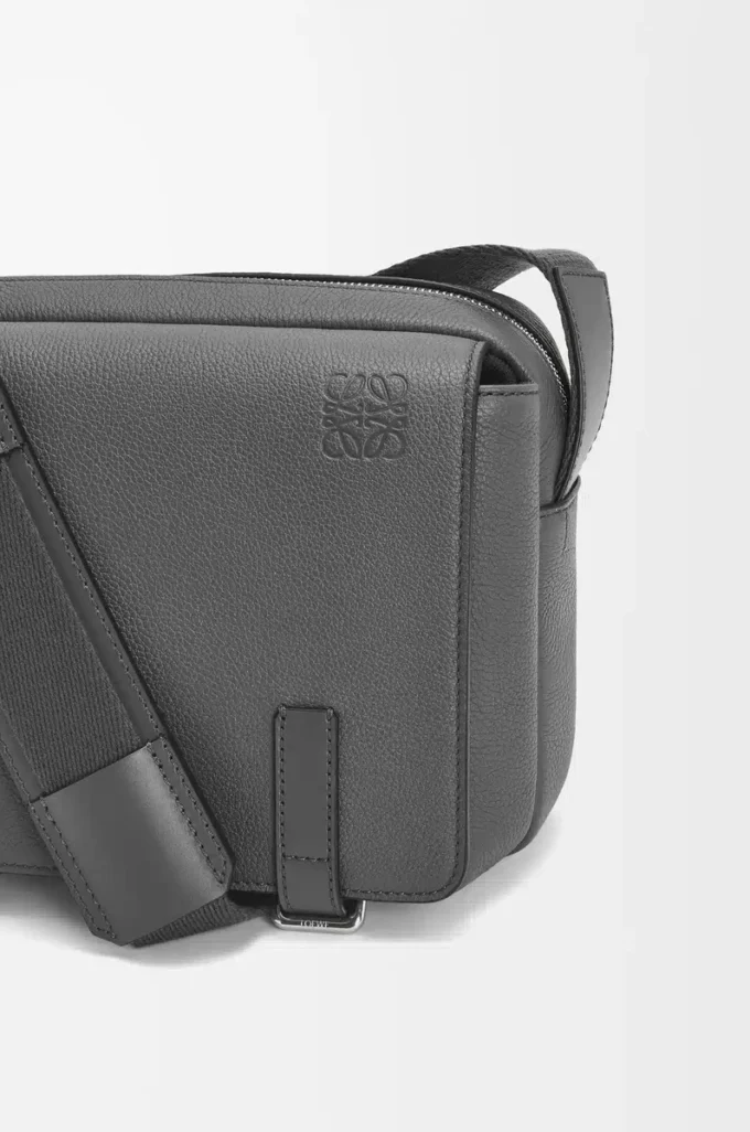 Borsa Military Messenger XS in morbida pelle di vitello martellata antracite Borsa Military Messenger XS in morbida pelle di vitello martellata antracite
