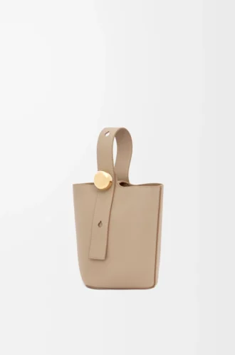 Borsa mini Pebble Bucket in morbida pelle di vitello martellata color sabbia