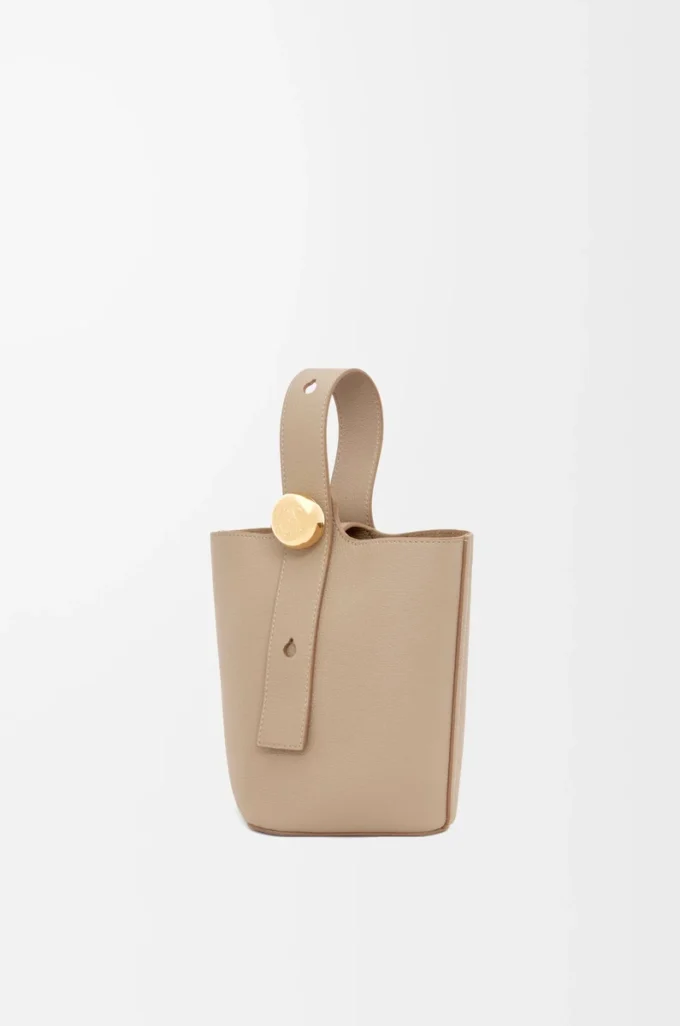 Borsa mini Pebble Bucket in morbida pelle di vitello martellata color sabbia Borsa mini Pebble Bucket in morbida pelle di vitello martellata color sabbia
