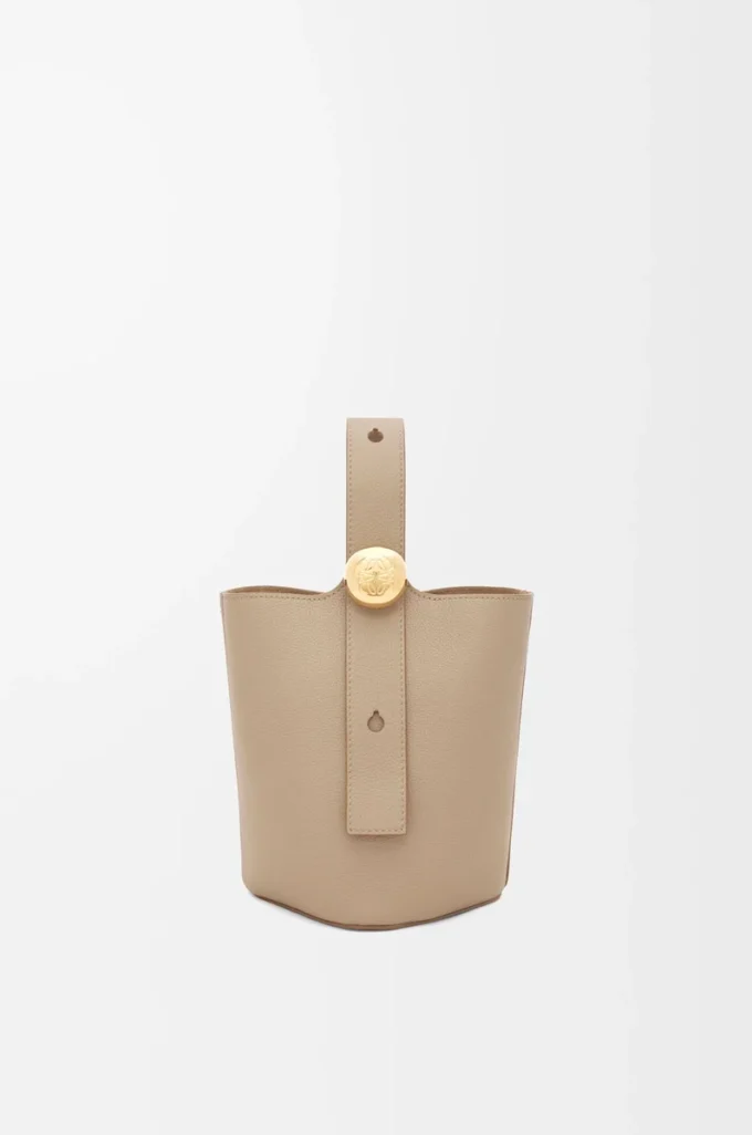 Borsa mini Pebble Bucket in morbida pelle di vitello martellata color sabbia Borsa mini Pebble Bucket in morbida pelle di vitello martellata color sabbia