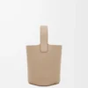 Borsa mini Pebble Bucket in morbida pelle di vitello martellata color sabbia Borsa mini Pebble Bucket in morbida pelle di vitello martellata color sabbia