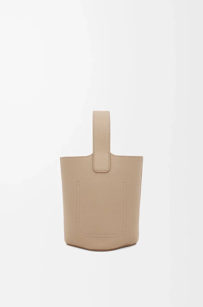 Borsa mini Pebble Bucket in morbida pelle di vitello martellata color sabbia Borsa mini Pebble Bucket in morbida pelle di vitello martellata color sabbia