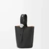 Borsa mini Pebble Bucket in morbida pelle di vitello martellata nera
