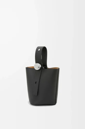 Borsa mini Pebble Bucket in morbida pelle di vitello martellata nera