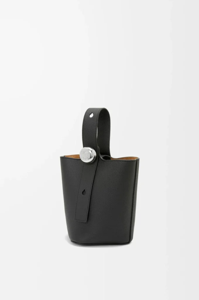Borsa mini Pebble Bucket in morbida pelle di vitello martellata nera
