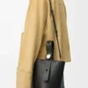 Borsa mini Pebble Bucket in morbida pelle di vitello martellata nera