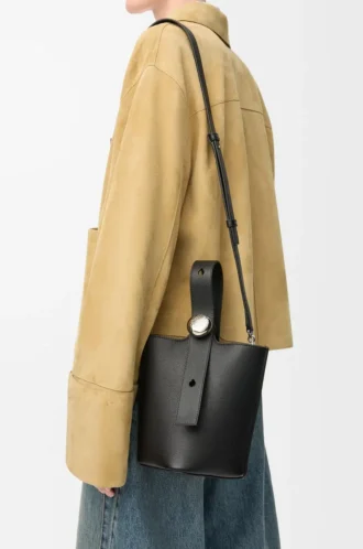 Borsa mini Pebble Bucket in morbida pelle di vitello martellata nera